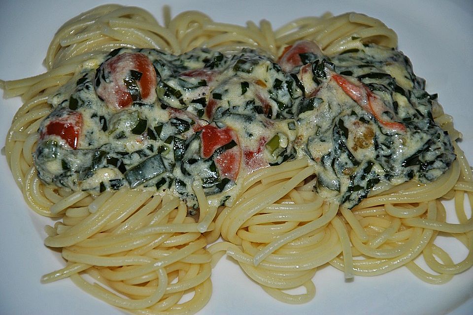 Pasta mit Bärlauch-Frischkäse-Soße und Cocktailtomaten