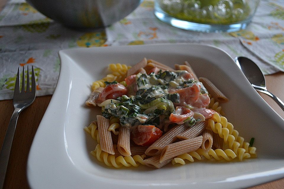 Pasta mit Bärlauch-Frischkäse-Soße und Cocktailtomaten