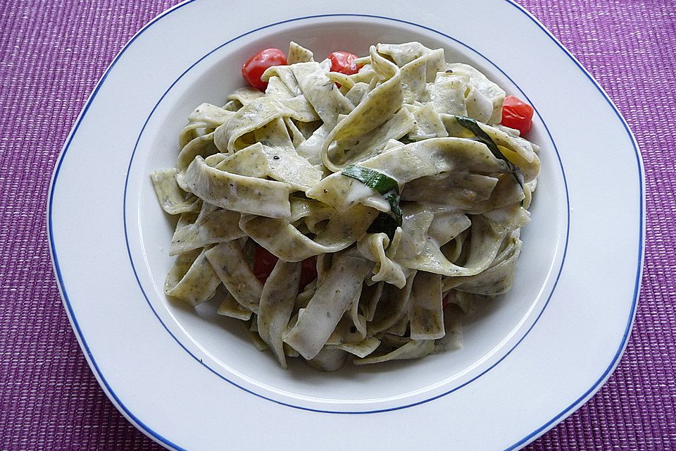 Pasta mit Bärlauch-Frischkäse-Soße und Cocktailtomaten