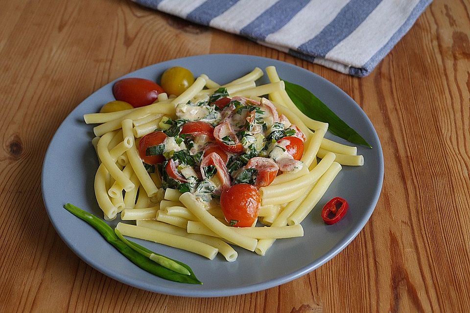 Pasta mit Bärlauch-Frischkäse-Soße und Cocktailtomaten