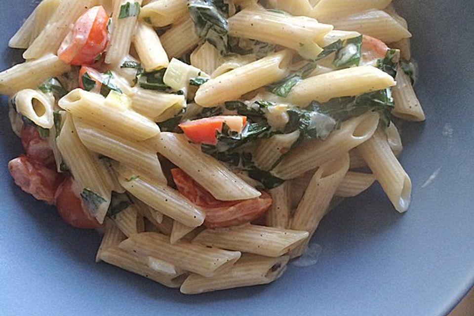 Pasta mit Bärlauch-Frischkäse-Soße und Cocktailtomaten