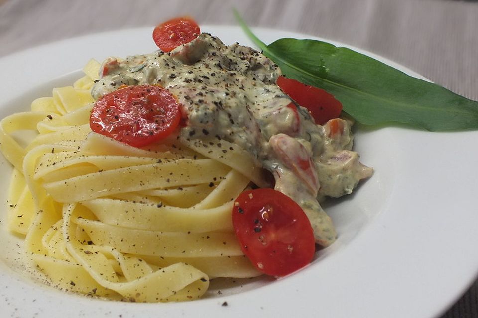 Pasta mit Bärlauch-Frischkäse-Soße und Cocktailtomaten