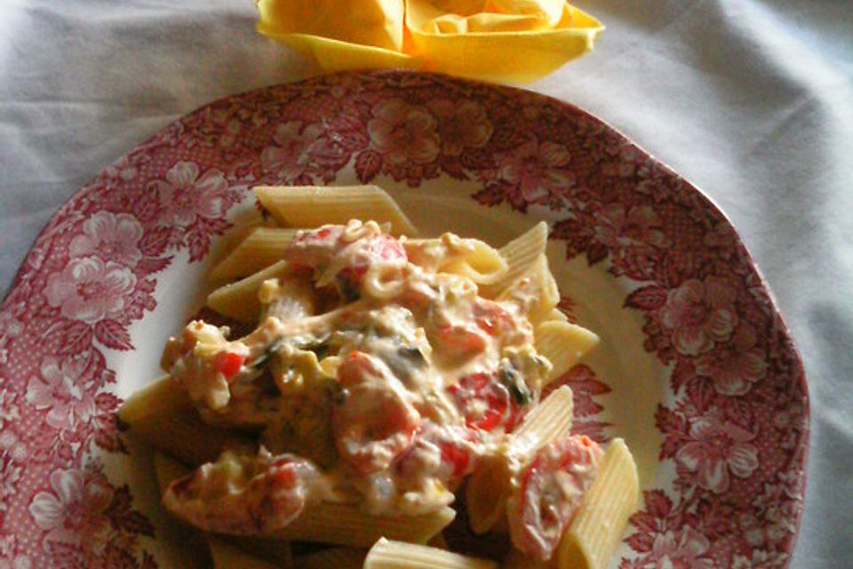 Pasta mit Bärlauch-Frischkäse-Soße und Cocktailtomaten