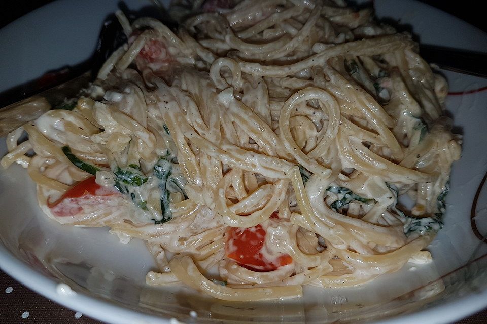 Pasta mit Bärlauch-Frischkäse-Soße und Cocktailtomaten