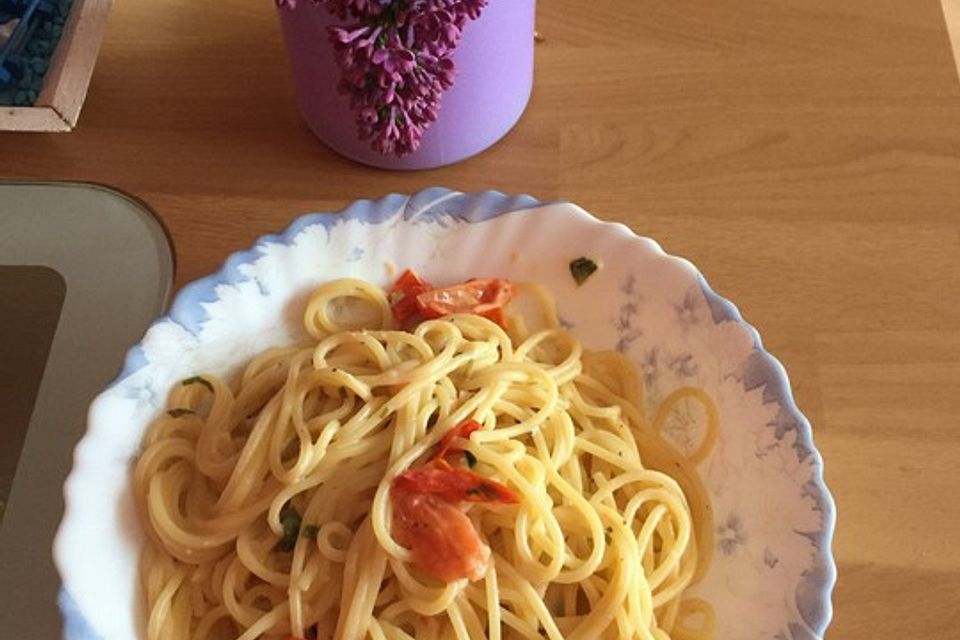 Pasta mit Bärlauch-Frischkäse-Soße und Cocktailtomaten