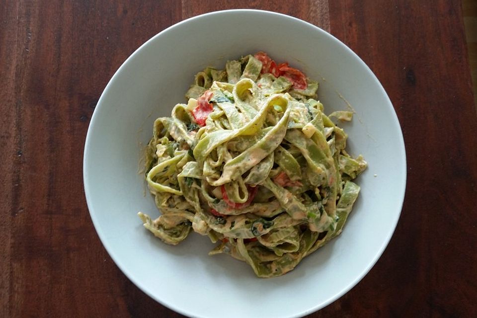 Pasta mit Bärlauch-Frischkäse-Soße und Cocktailtomaten