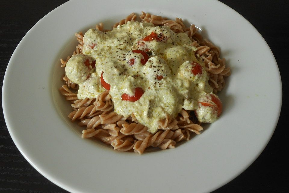 Pasta mit Bärlauch-Frischkäse-Soße und Cocktailtomaten