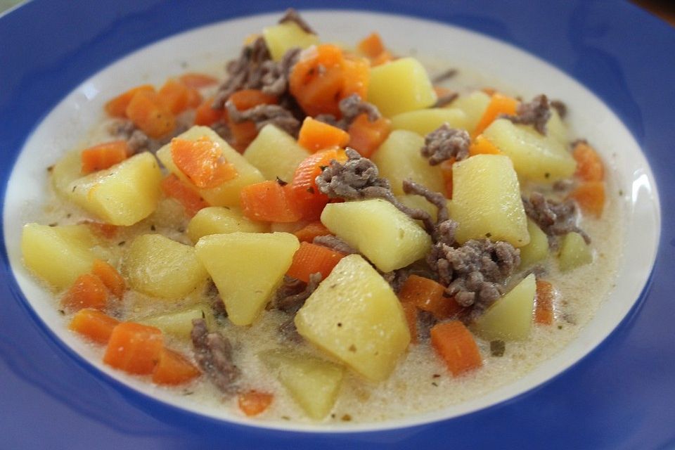 Kartoffel-Hackfleisch-Topf mit Schmand und Möhren