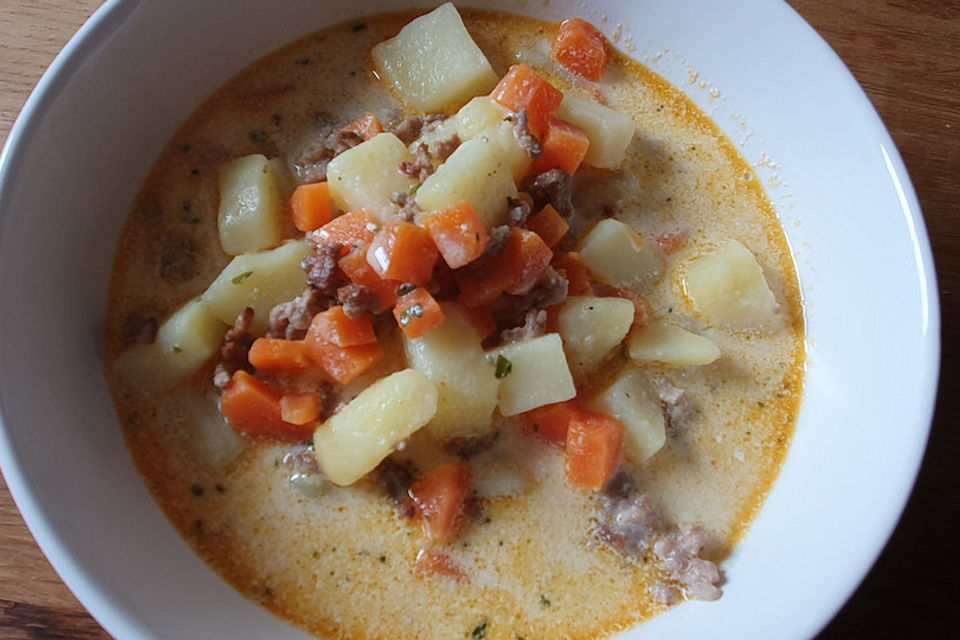 Kartoffel-Hackfleisch-Topf mit Schmand und Möhren