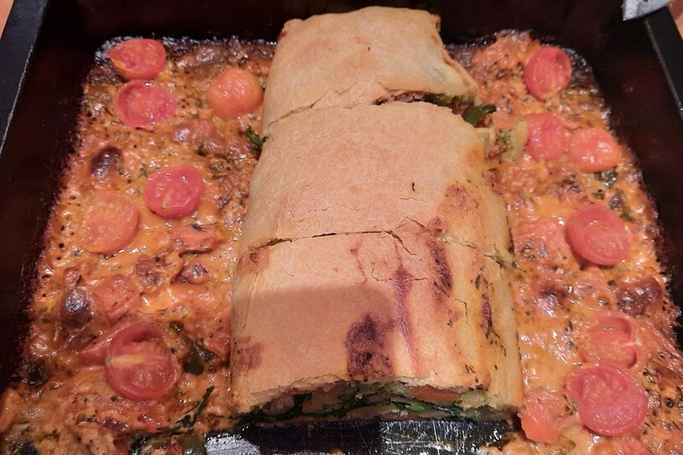 Wirsing-Nudel-Strudel mit Tomatensoße