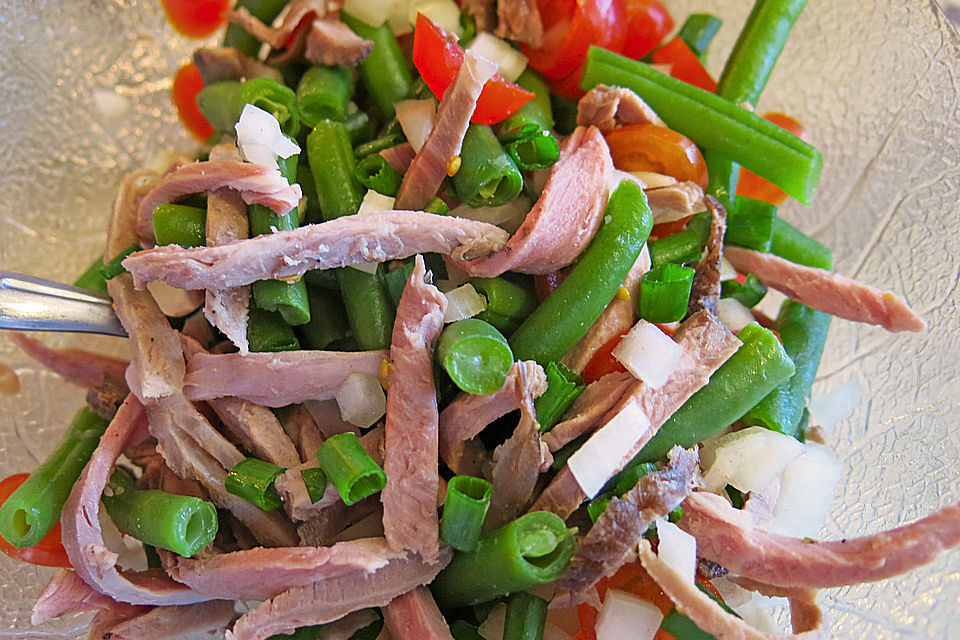 Fleischsalat vom Lamm mit grünen Bohnen in Minz-Senf-Joghurt-Sauce