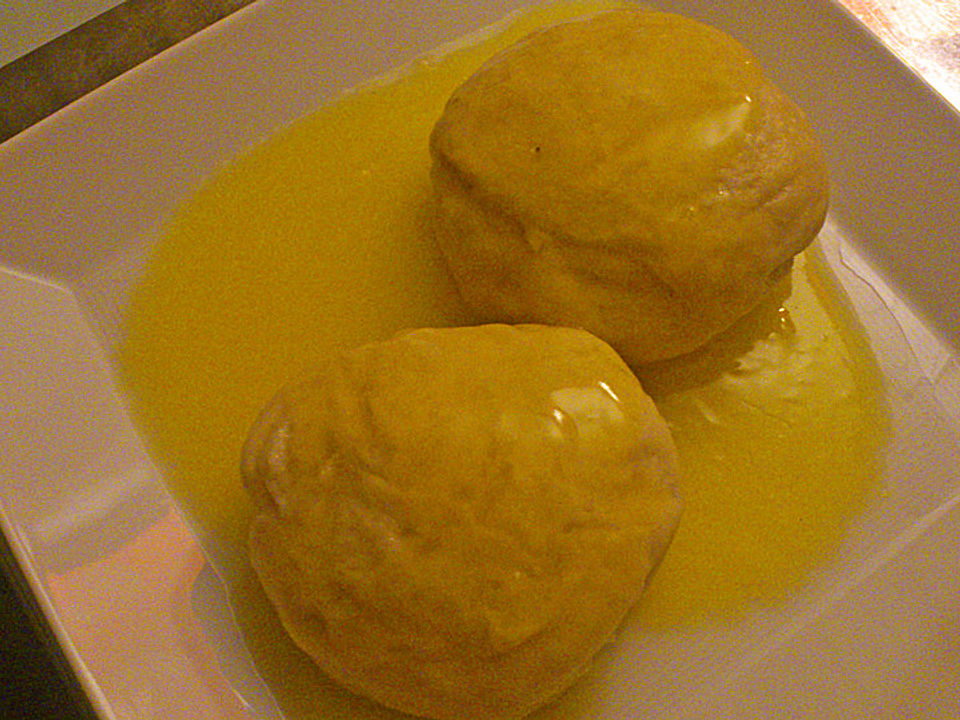 Hefeklöße Anneliese mit Apfelweinsoße von mangoldkehlchen| Chefkoch