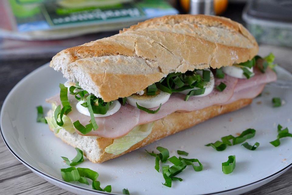 Baguette Spezial mit Putenbrust, Käse und Salat