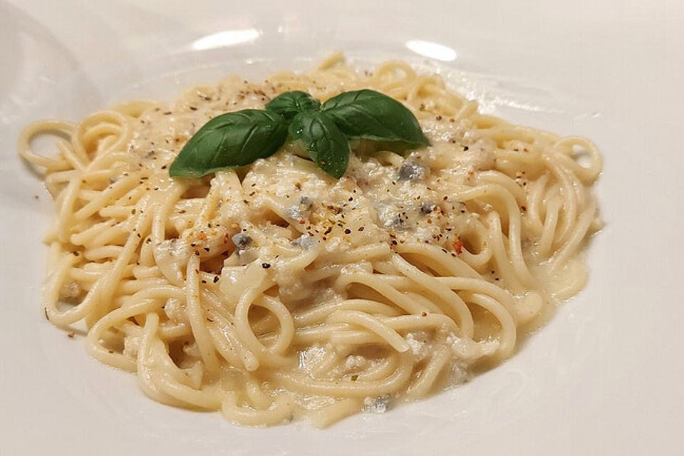 Spaghetti mit Vier-Käse-Soße