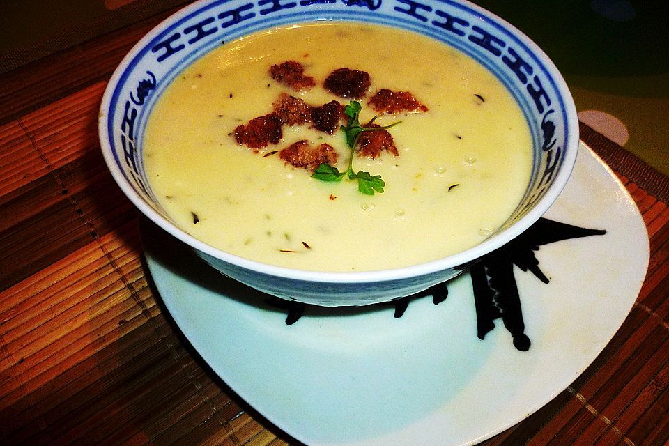 Knoblauch-Käsecremesuppe mit Croûtons