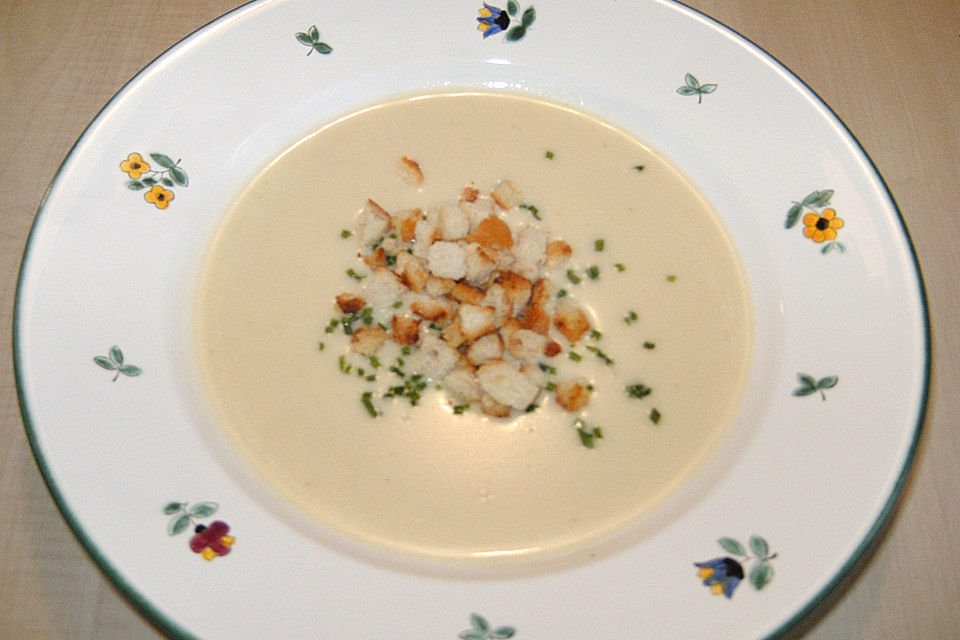 Knoblauch-Käsecremesuppe mit Croûtons