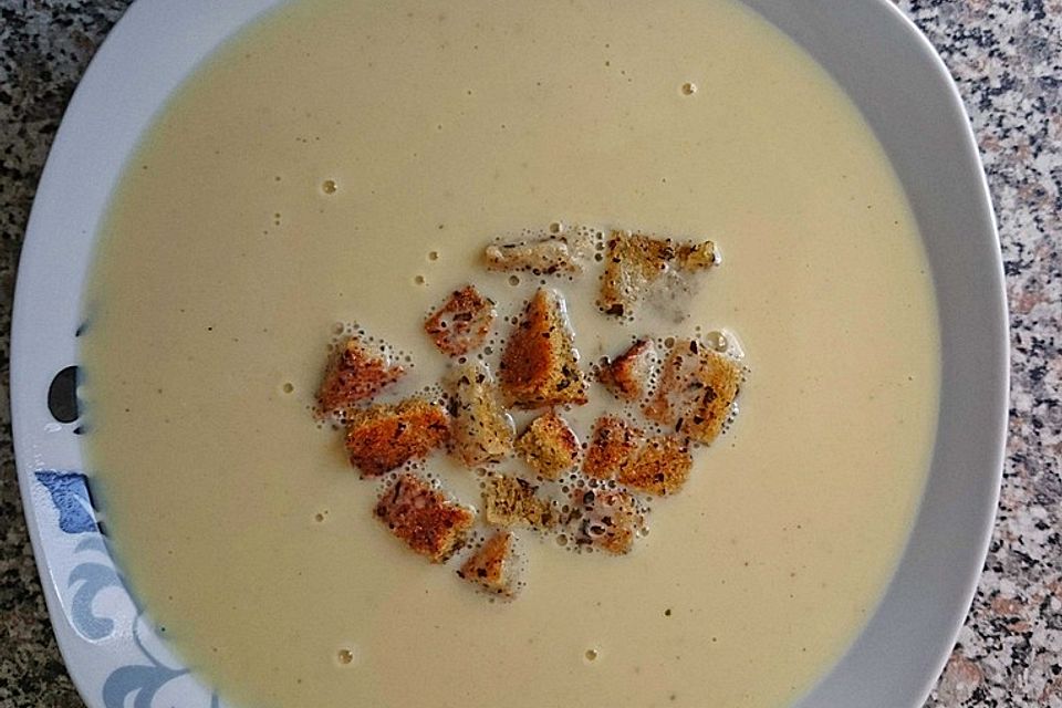 Knoblauch-Käsecremesuppe mit Croûtons