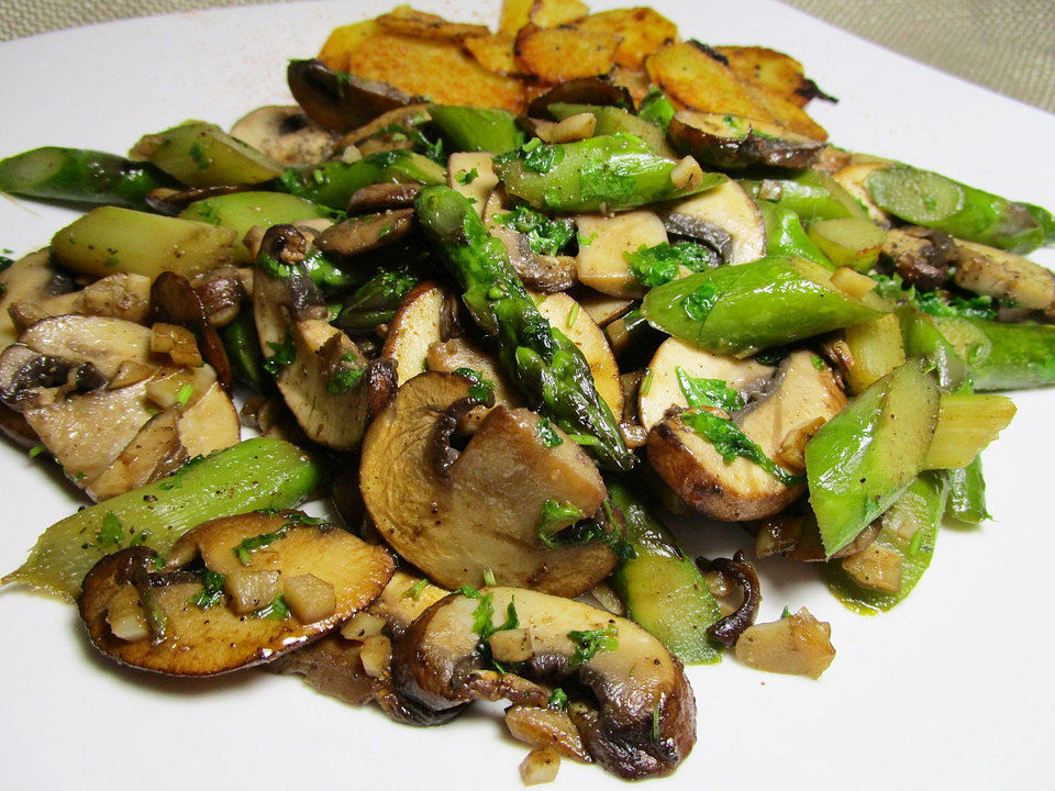 Braune Champignons mit grünem Spargel und Knoblauch