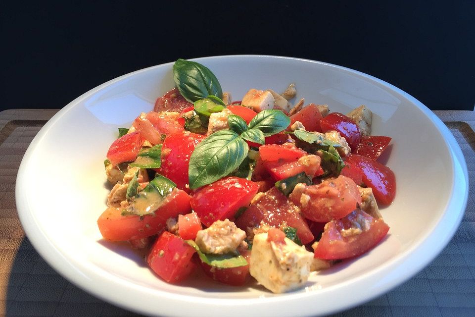 Tomaten-Mozzarella-Salat mit Pfiff