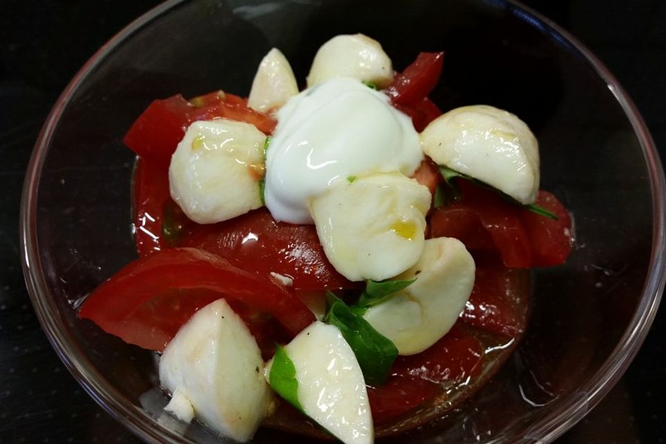 Tomaten-Mozzarella-Salat mit Pfiff