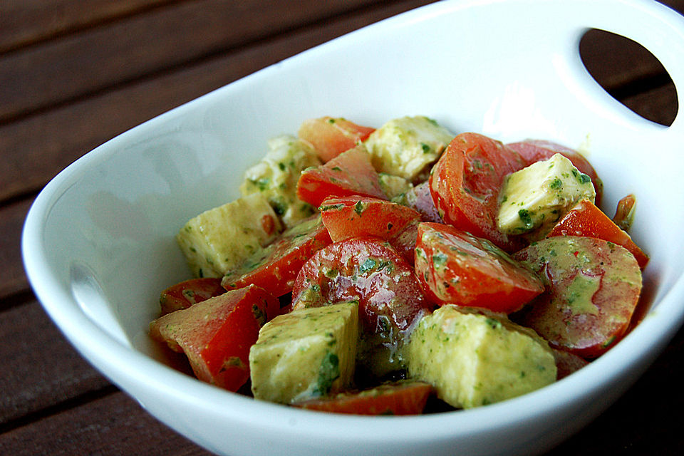 Tomaten-Mozzarella-Salat mit Pfiff