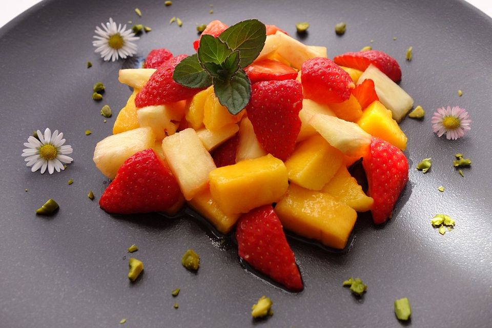 Erdbeer-Ananas-Mango-Salat