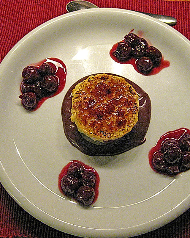 Geeiste Crème brûlée an Schokoladen-Amaretto-Sauce mit heißen Schattenmorellen