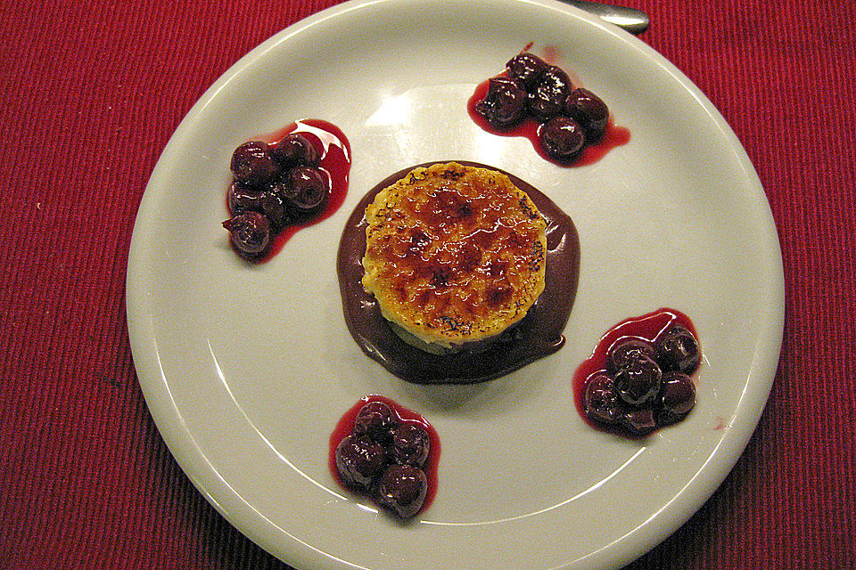 Geeiste Crème brûlée an Schokoladen-Amaretto-Sauce mit heißen Schattenmorellen