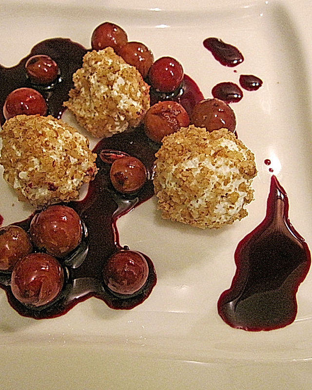 Ziegenkäsebällchen auf Weintrauben in Rotweinsirup