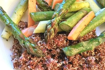 Roter Quinoa mit grünem Spargel