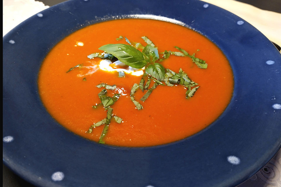 Low carb Tomaten-Basilikum-Suppe