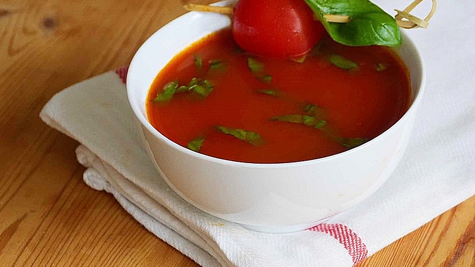 Low-carb-Tomaten-Basilikum-Suppe