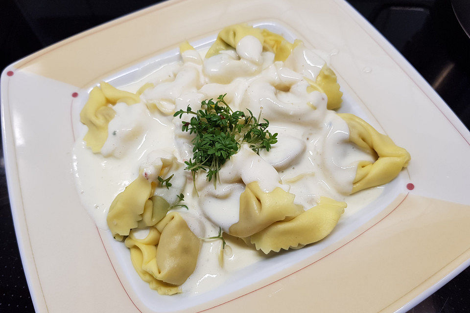 Tortellini in Käse-Sahnesoße