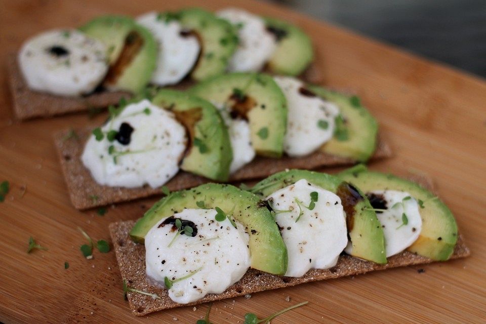 Avocado-Mozzarella mit Waldfrucht-Balsamico auf Knäckebrot