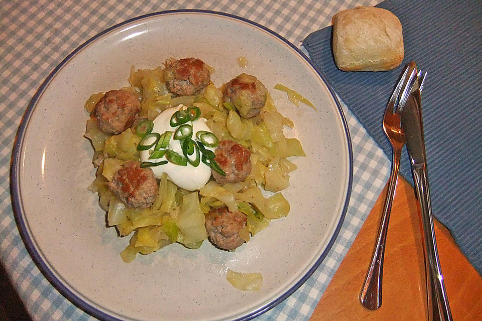 Spitzkohl mit Chili und Mettbällchen