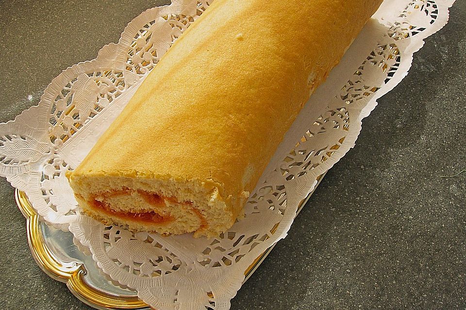 Biskuitroulade mit Marillenmarmelade