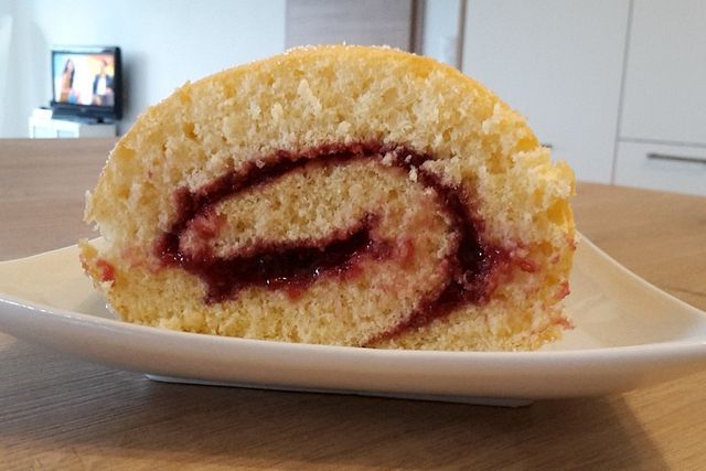 Biskuitroulade mit Marillenmarmelade von linda33