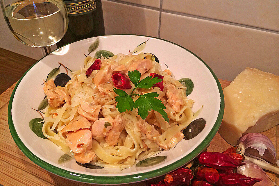 Spaghettini mit scharfer Lachssahnesoße