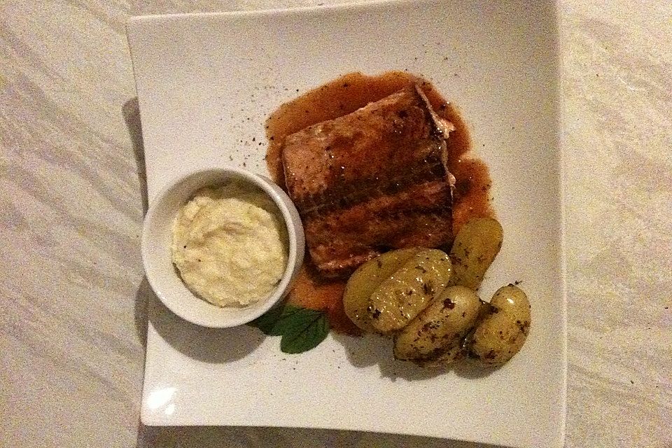 Lachsfilet Teriyaki mit Frühlingskartoffeln an Fenchel-Wasabischaum