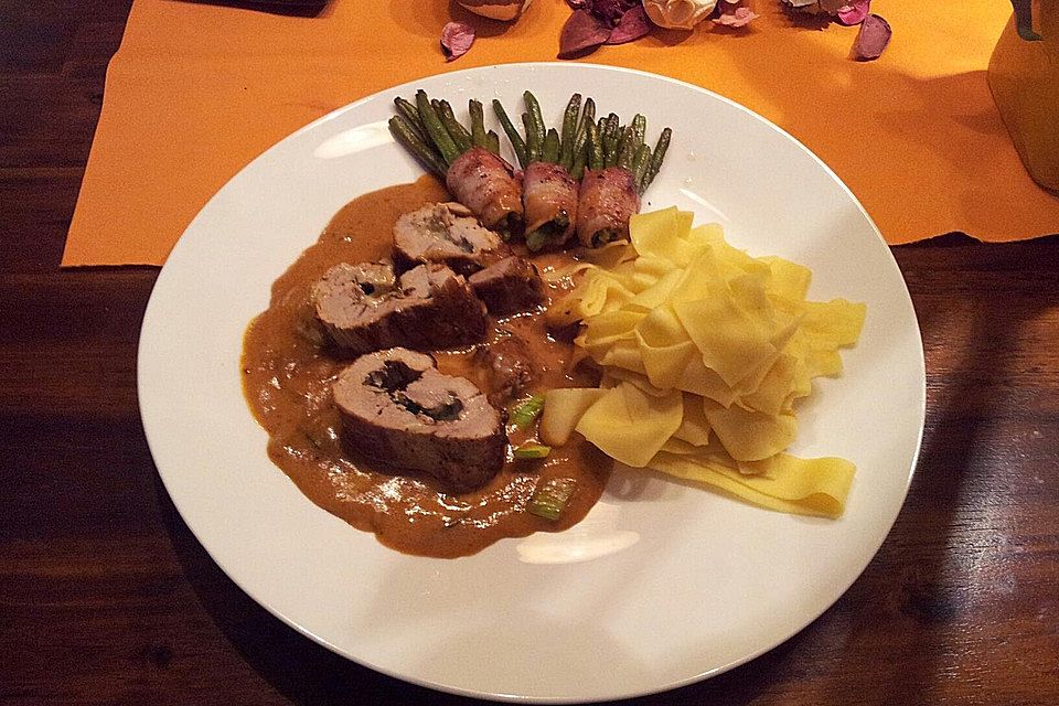 Gefülltes Schweinefilet mit Speckbohnen und Bandnudeln