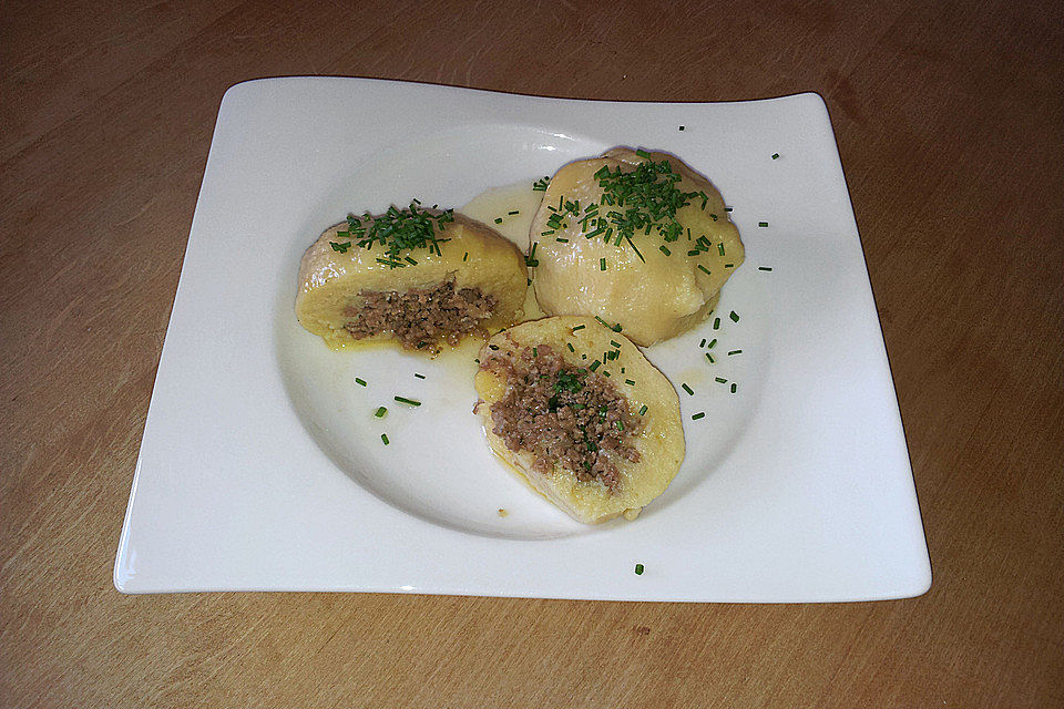 Knödel aus Kartoffelteig mit Faschiertem gefüllt