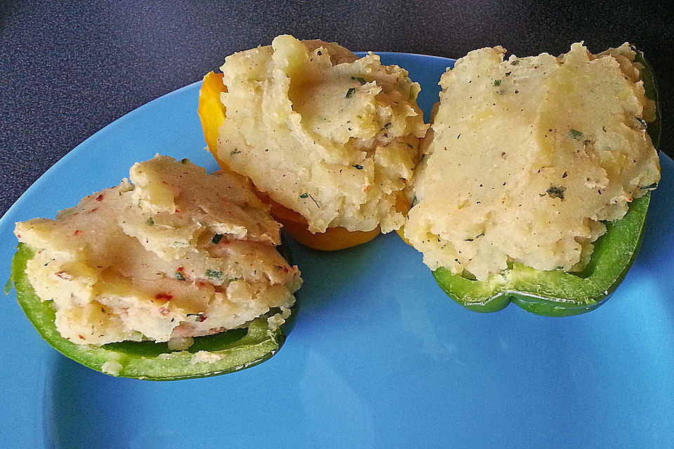 Mit Kartoffelpüree gefüllte Paprika aus dem Backofen