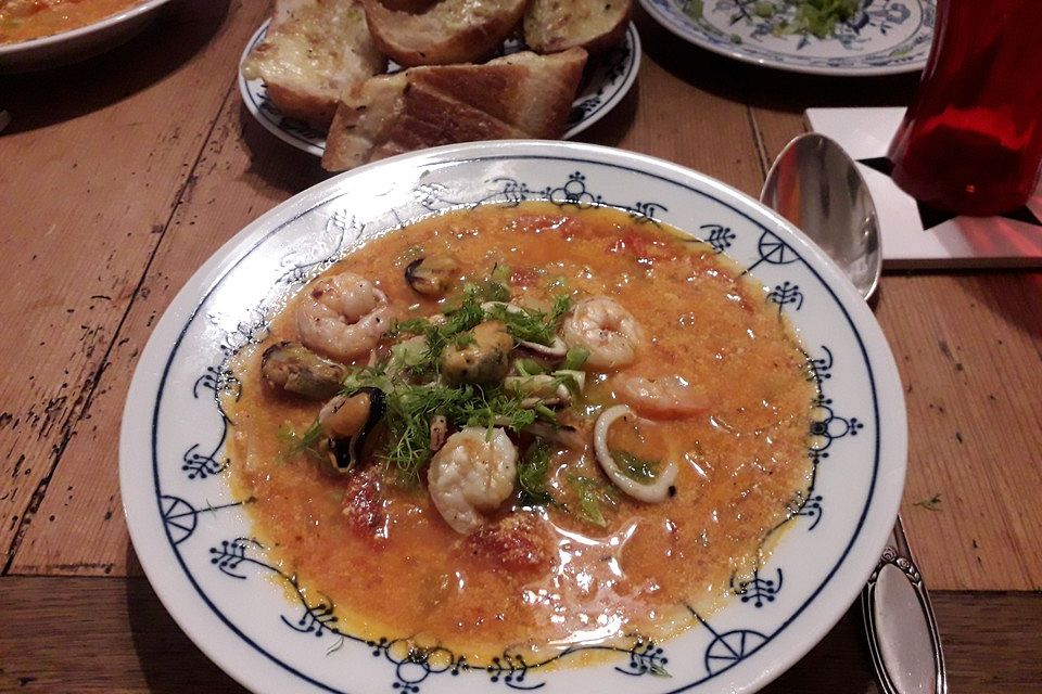 Fenchelsuppe mit Tomaten und Krabben