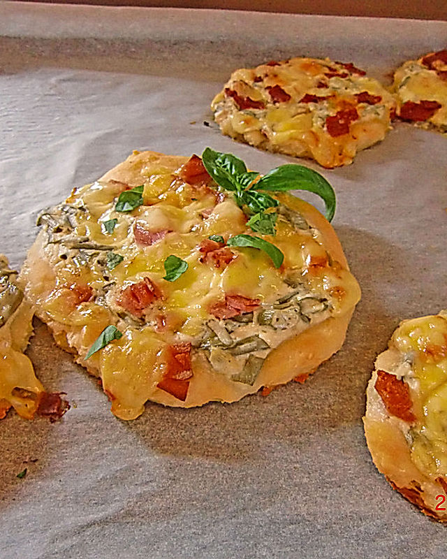Mini-Pizzen mit Lauchzwiebeln und Salami