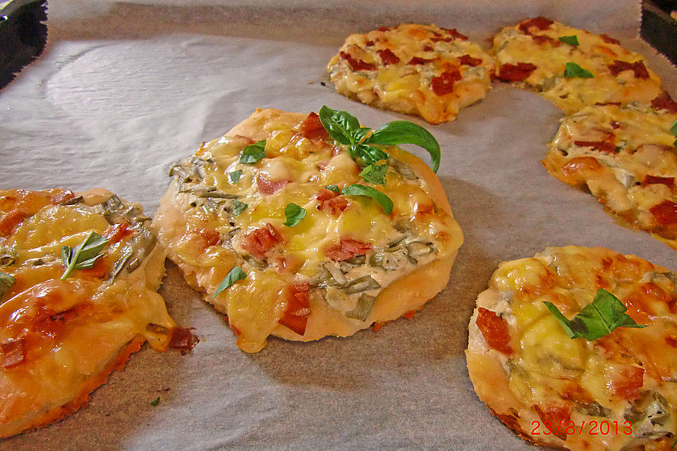 Mini-Pizzen mit Lauchzwiebeln und Salami