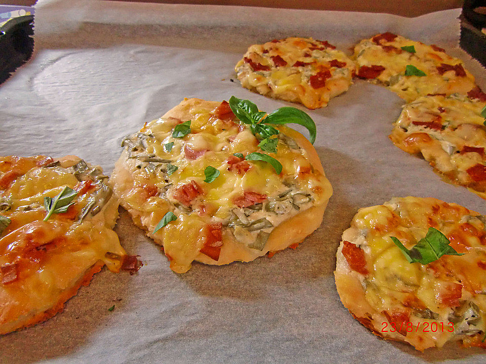 Mini-Pizzen mit Lauchzwiebeln und Salami von Manara| Chefkoch