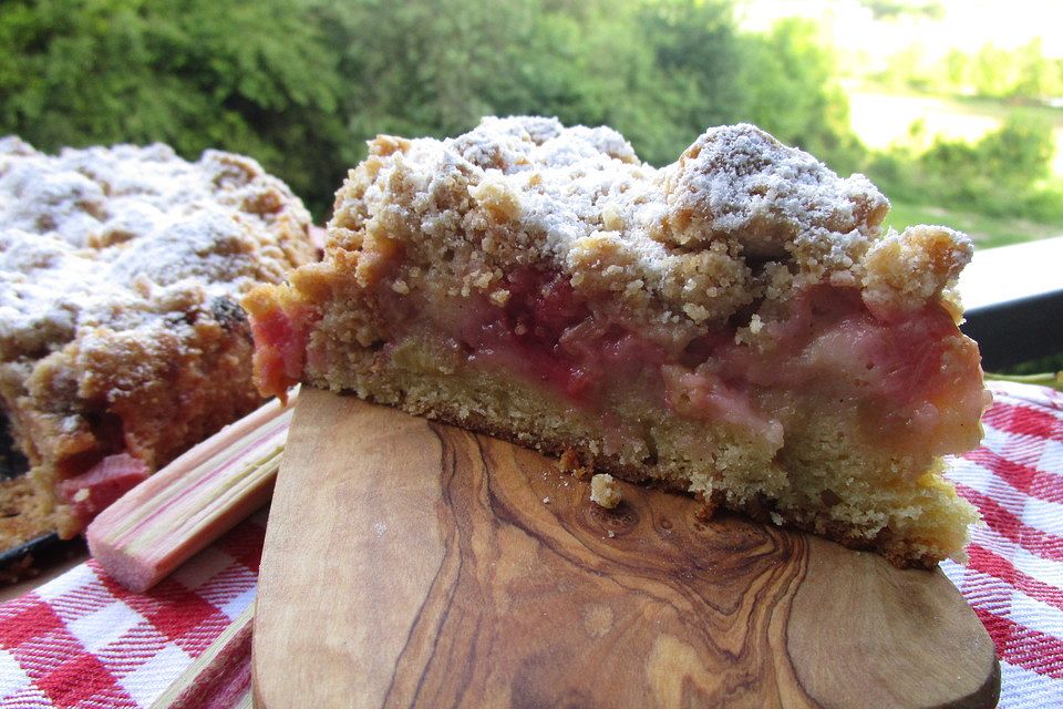 Flowers Rhabarberkuchen mit Knusperstreuseln