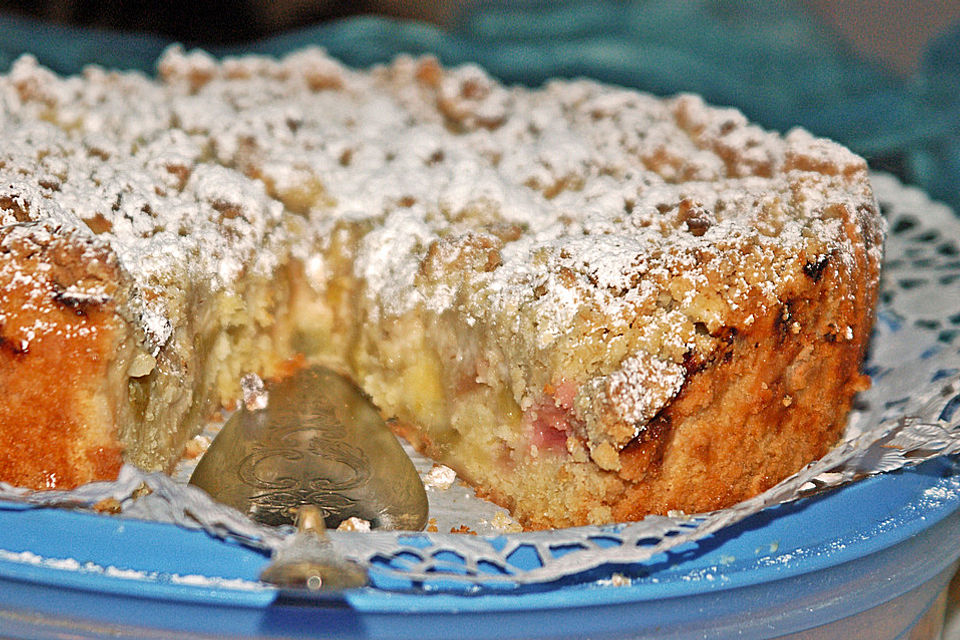 Flowers Rhabarberkuchen mit Knusperstreuseln