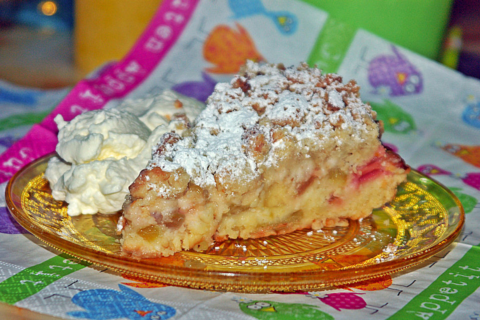 Flowers Rhabarberkuchen mit Knusperstreuseln