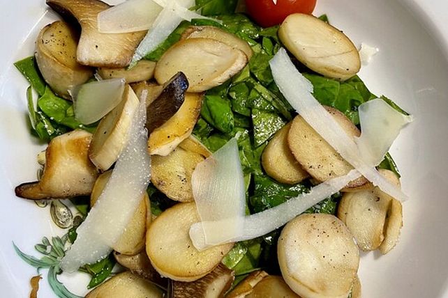 Blattspinat-Salat mit gebratenen Pilzen und Pecorino von vanzi7mon ...